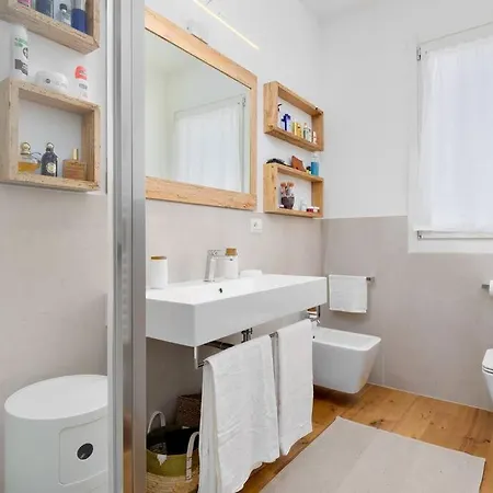 Luxury Apartment *